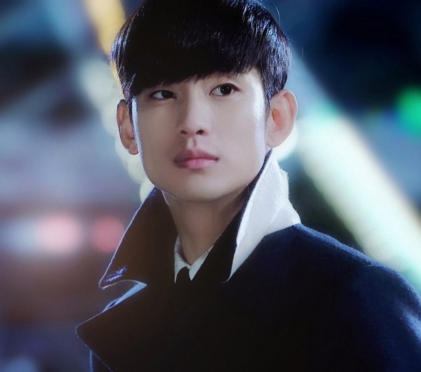 Kim Soo Hyun bắt đầu đóng phim từ năm 2007 với bộ phim sitcom "Kimchi Cheese Smile", nhưng phải đến năm 2013 khi đóng "Vì sao đưa anh tới" (You who came from the stars) anh mới trở thành một hiện tượng và nổi như cồn ở Hàn Quốc và châu Á. Với ngoại hình và khả năng diễn xuất nên không có gì ngạc nhiên khi Kim Soo Hyun được xếp vị trí đầu tiên trong danh sách Top 10 ngôi sao Hallyu được yêu thích nhất ở Trung Quốc.